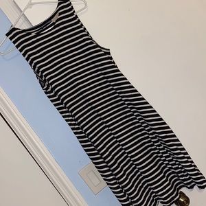✨3/$12✨ Black/white a-line Loft dress